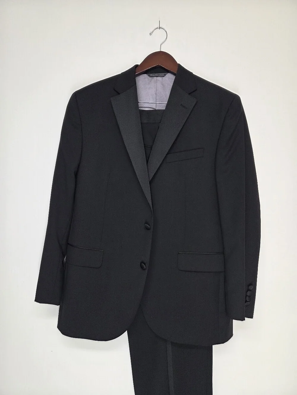 Vera Wang Black 2-Piece Tuxedo 44R/38W Grosgrain Notch Lapel  100% Wool